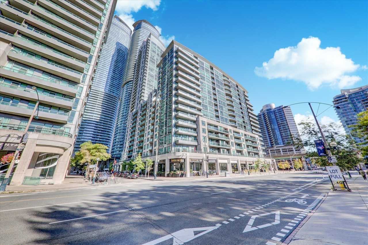 Bremner Blvd & Lower Simcoe St #618 - Photo 2 of 35