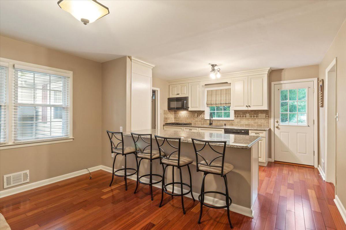 17 Fairfax Dr - Photo 2 of 21