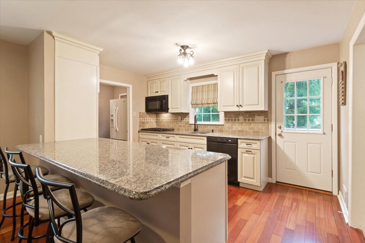 17 Fairfax Dr - Photo 3 of 21