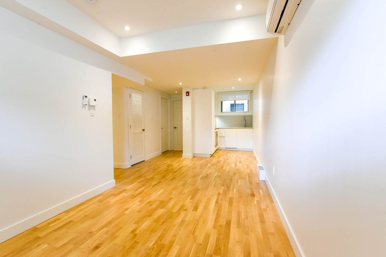 3195 Van Horne Apartments 3195 Av Van Horne, Montréal, QC H3S 1R3