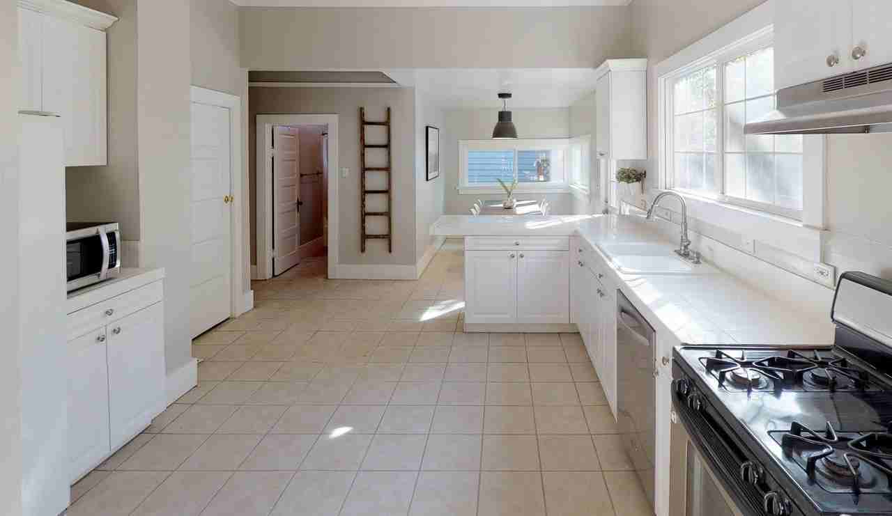 Beautiful Alberta Arts home with spacious backyard and deck - Photo 2 of 19