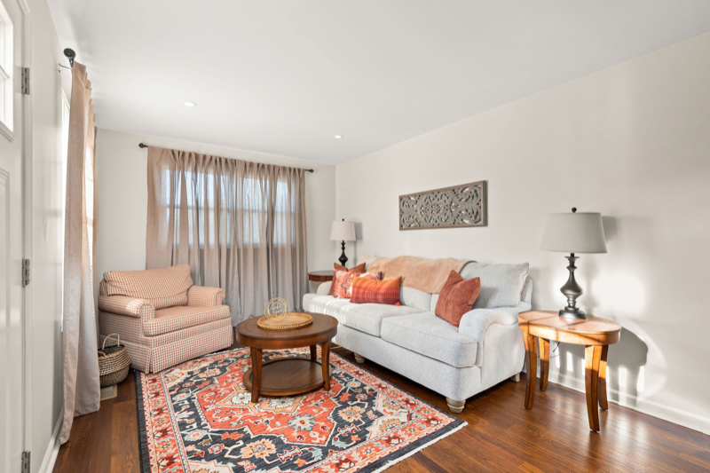 633 Debbie Dr - Photo 2 of 17