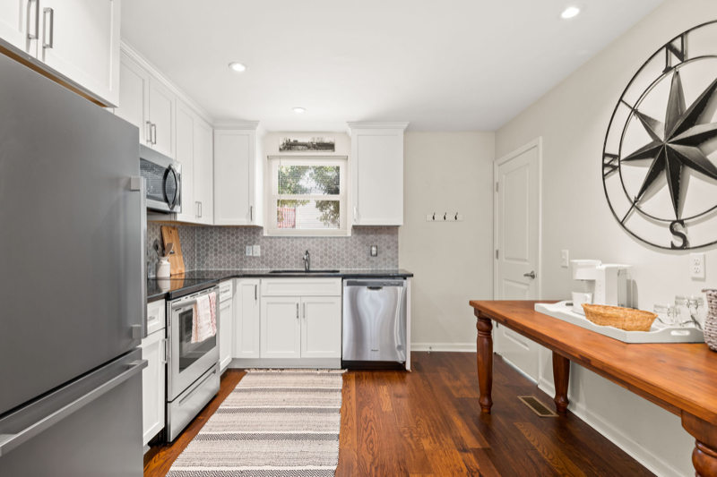 633 Debbie Dr - Photo 3 of 17