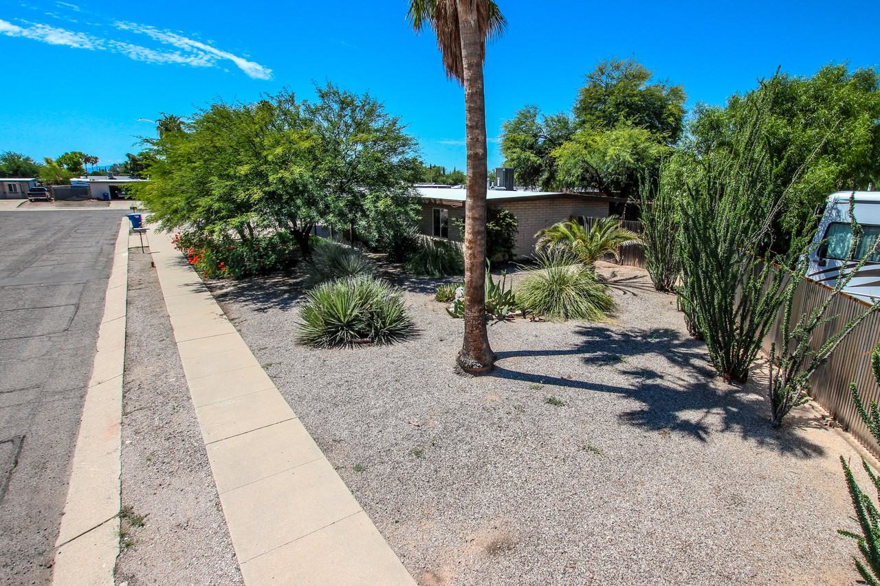 3202 S Clinton Ave #1 - Photo 2 of 10