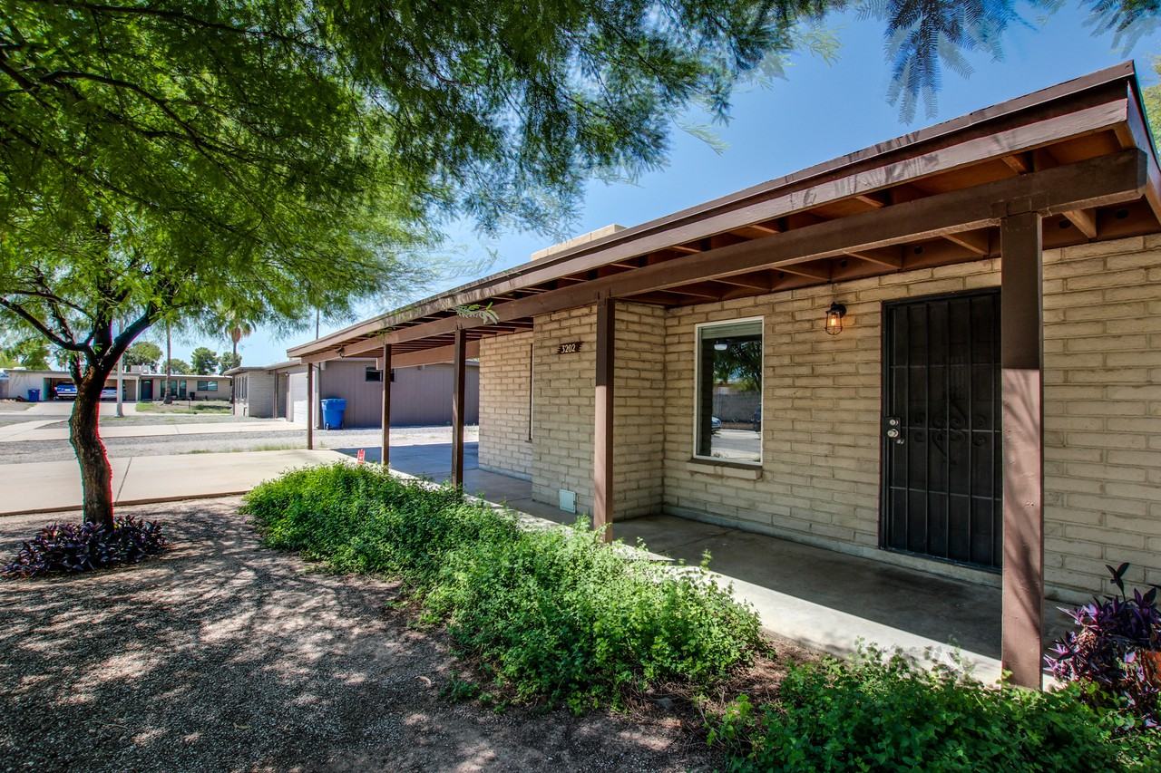 3202 S Clinton Ave #1 - Photo 4 of 10