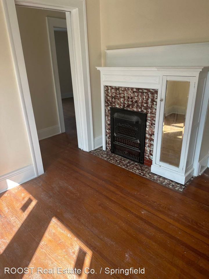 1452-1452 1/2 N Limestone St - Photo 2 of 12