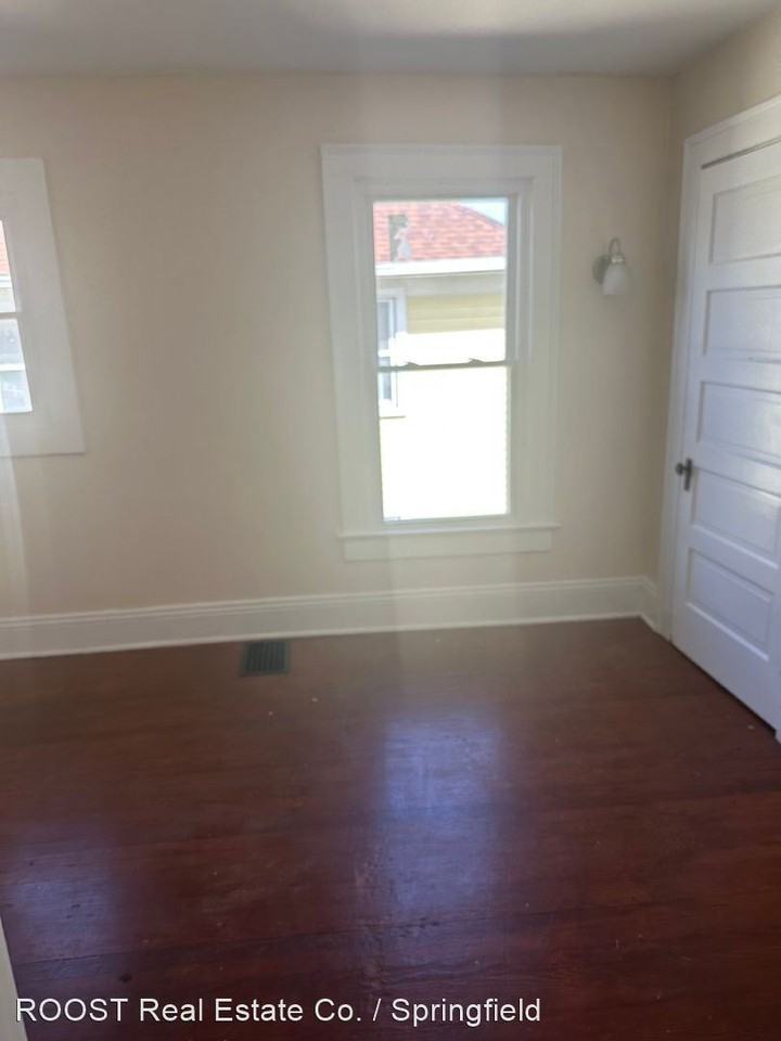 1452-1452 1/2 N Limestone St - Photo 3 of 12