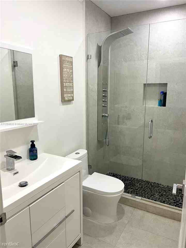 19841 Nw 79th Ave - Photo 3 of 13