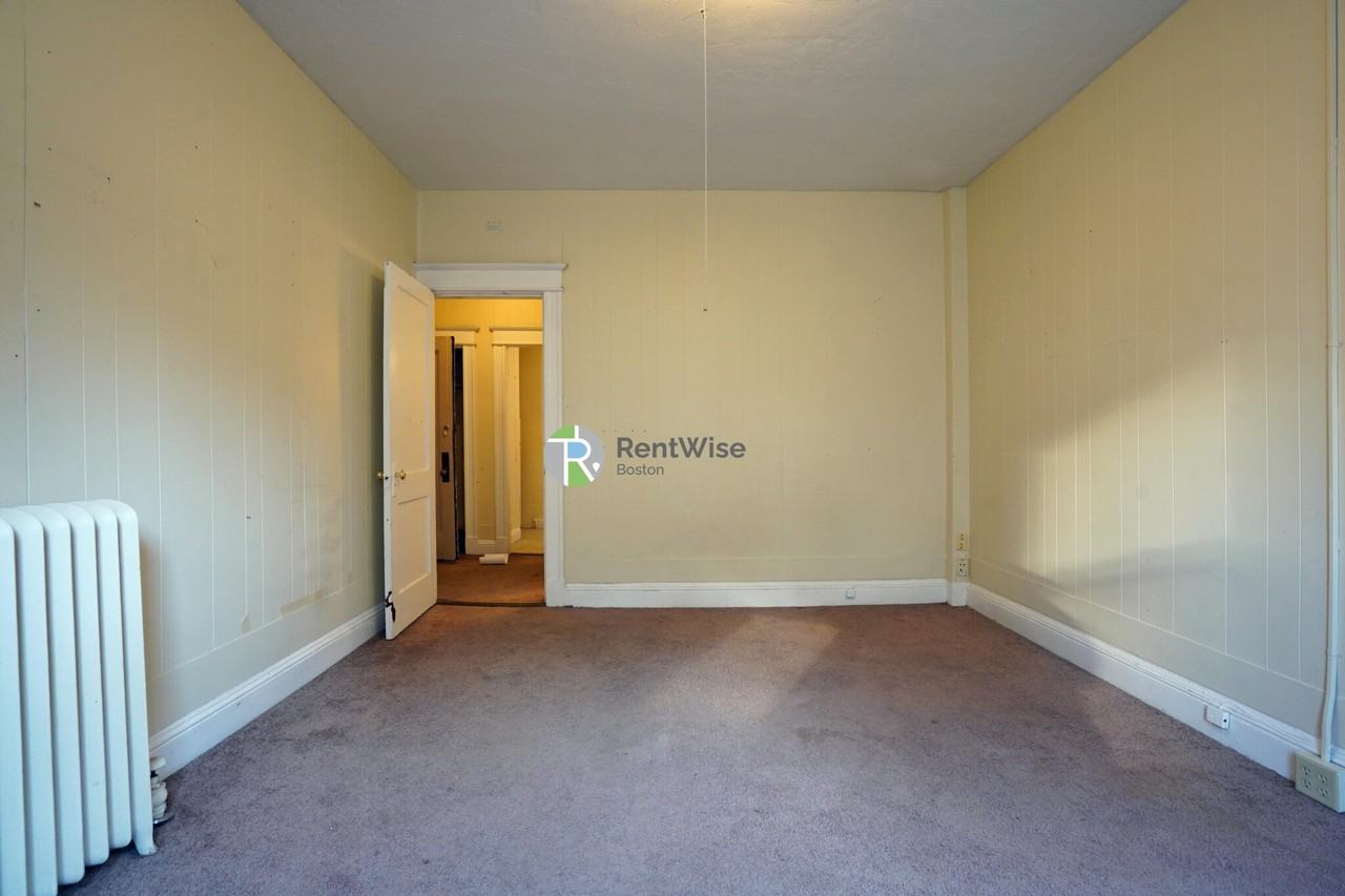 68 Woodstock Ave #1 - Photo 2 of 10