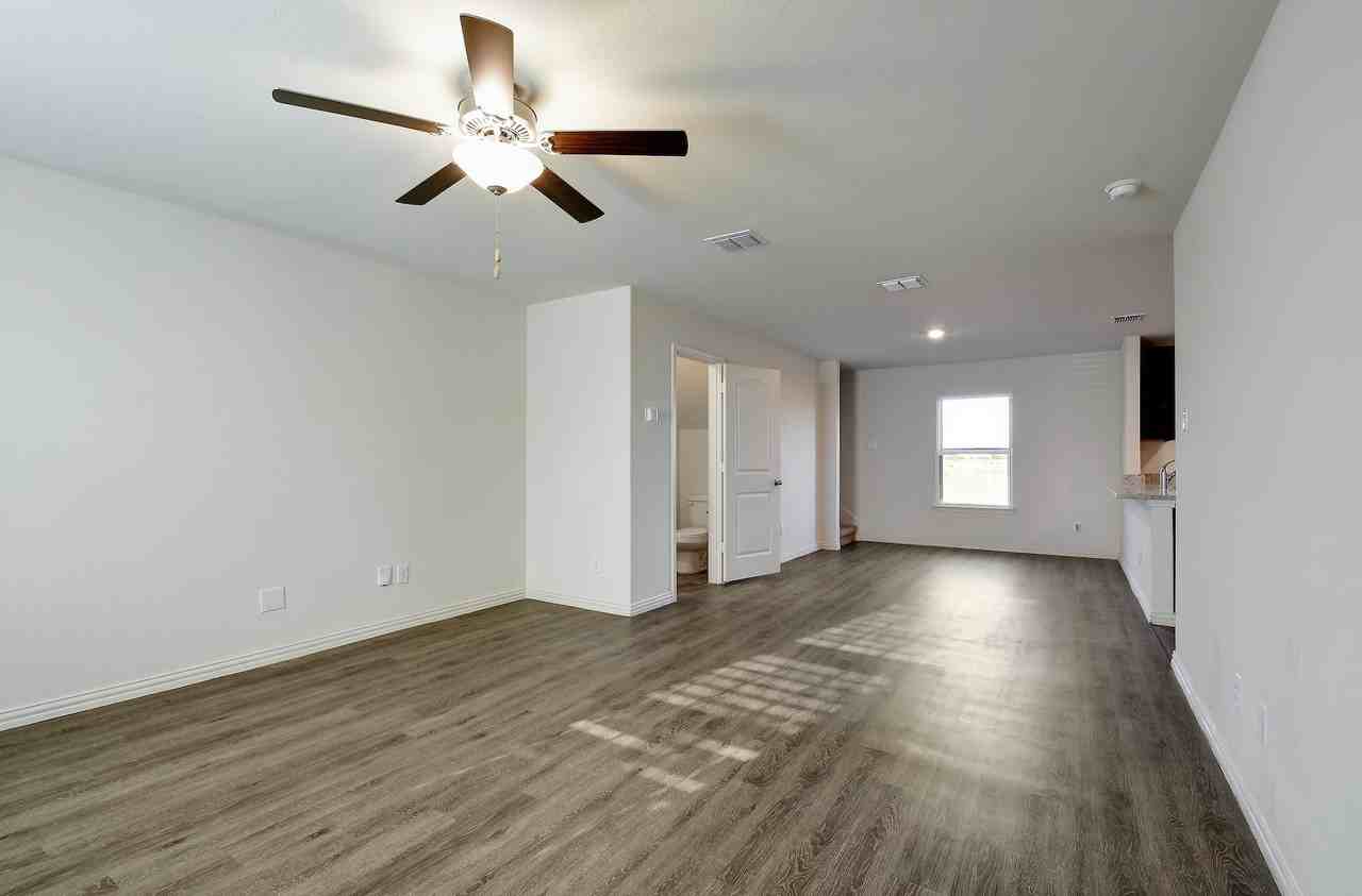 15131 Harbor Lndg - Photo 3 of 26