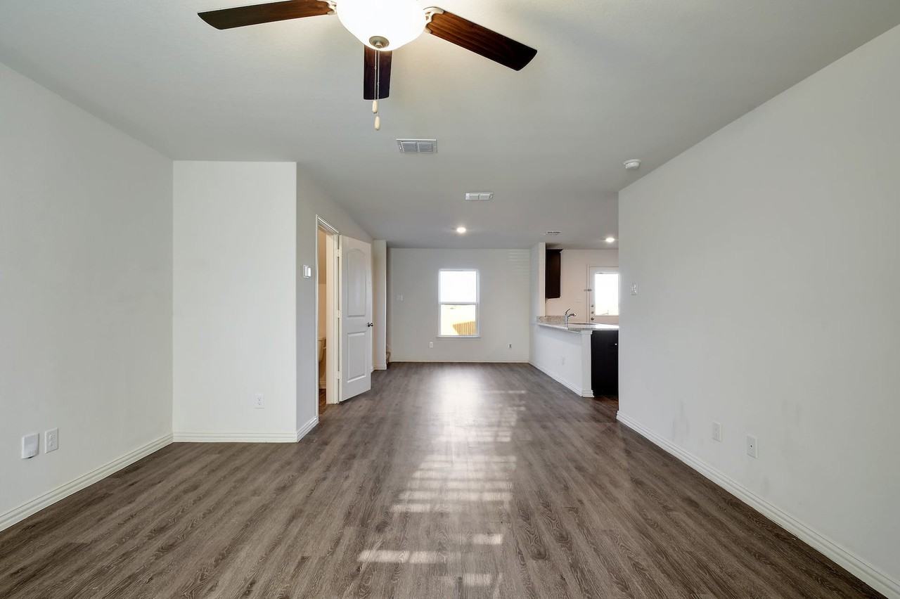 15131 Harbor Lndg - Photo 4 of 26