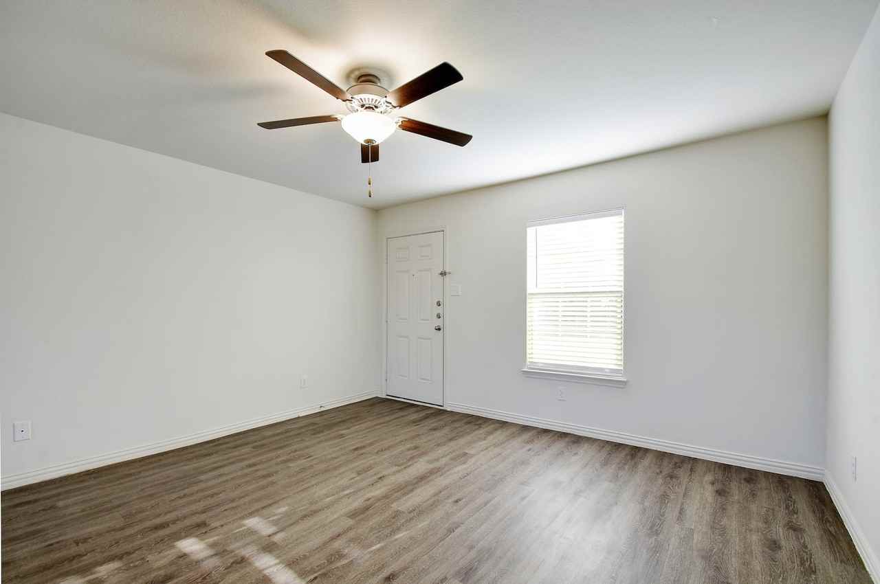 15131 Harbor Lndg - Photo 6 of 26