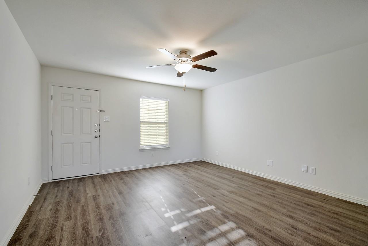 15131 Harbor Lndg - Photo 7 of 26