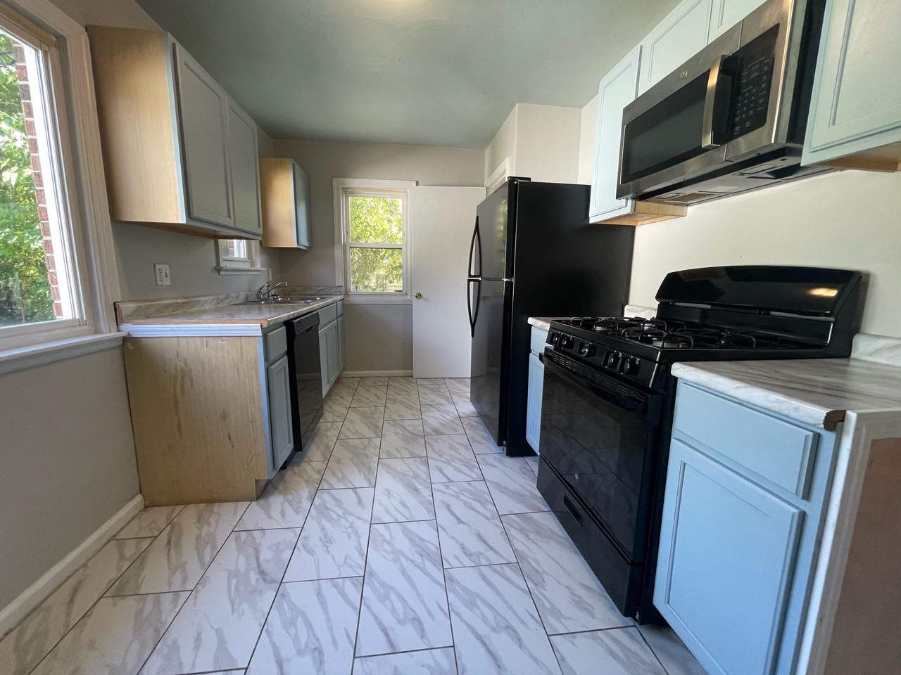 4327 Vermont Ct - Photo 3 of 10