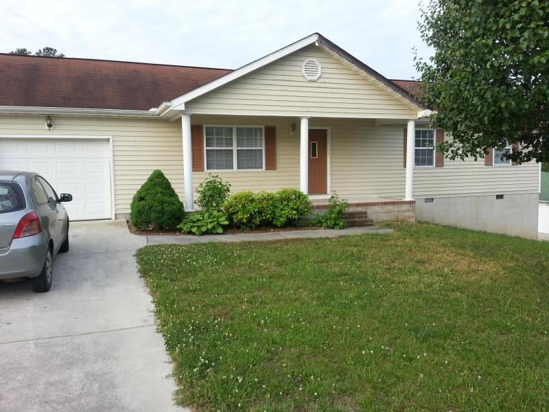 136 Pinewood Dr - Photo 2 of 14