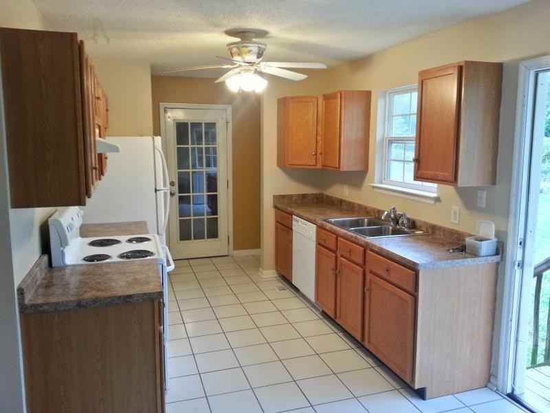 136 Pinewood Dr - Photo 3 of 14