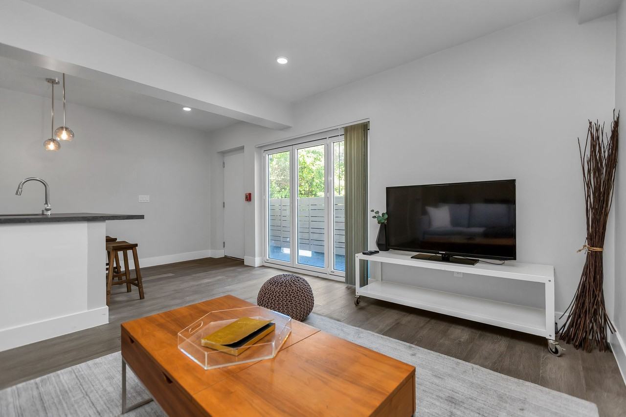 1355 Lombard - Photo 3 of 28