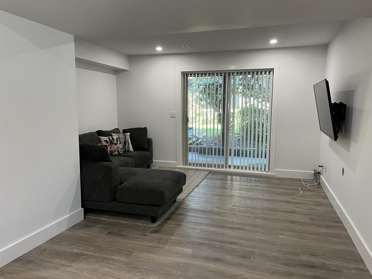 969 Mansfield Crescent - Photo 3 of 17