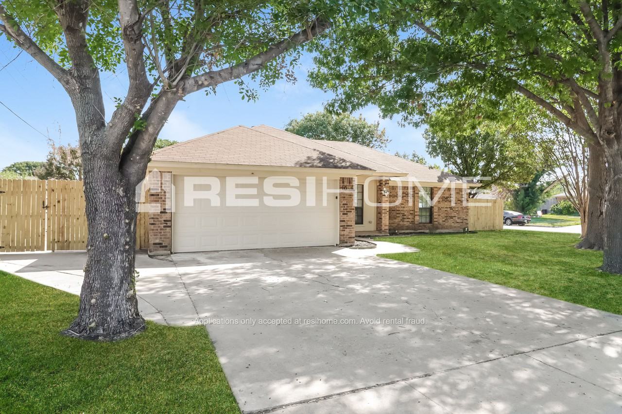 1029 Johnson St - Photo 3 of 23