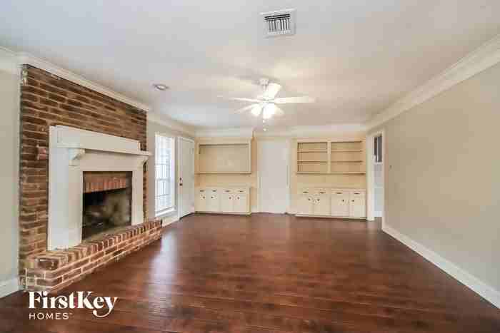 461 Stephen F Austin Dr - Photo 3 of 15