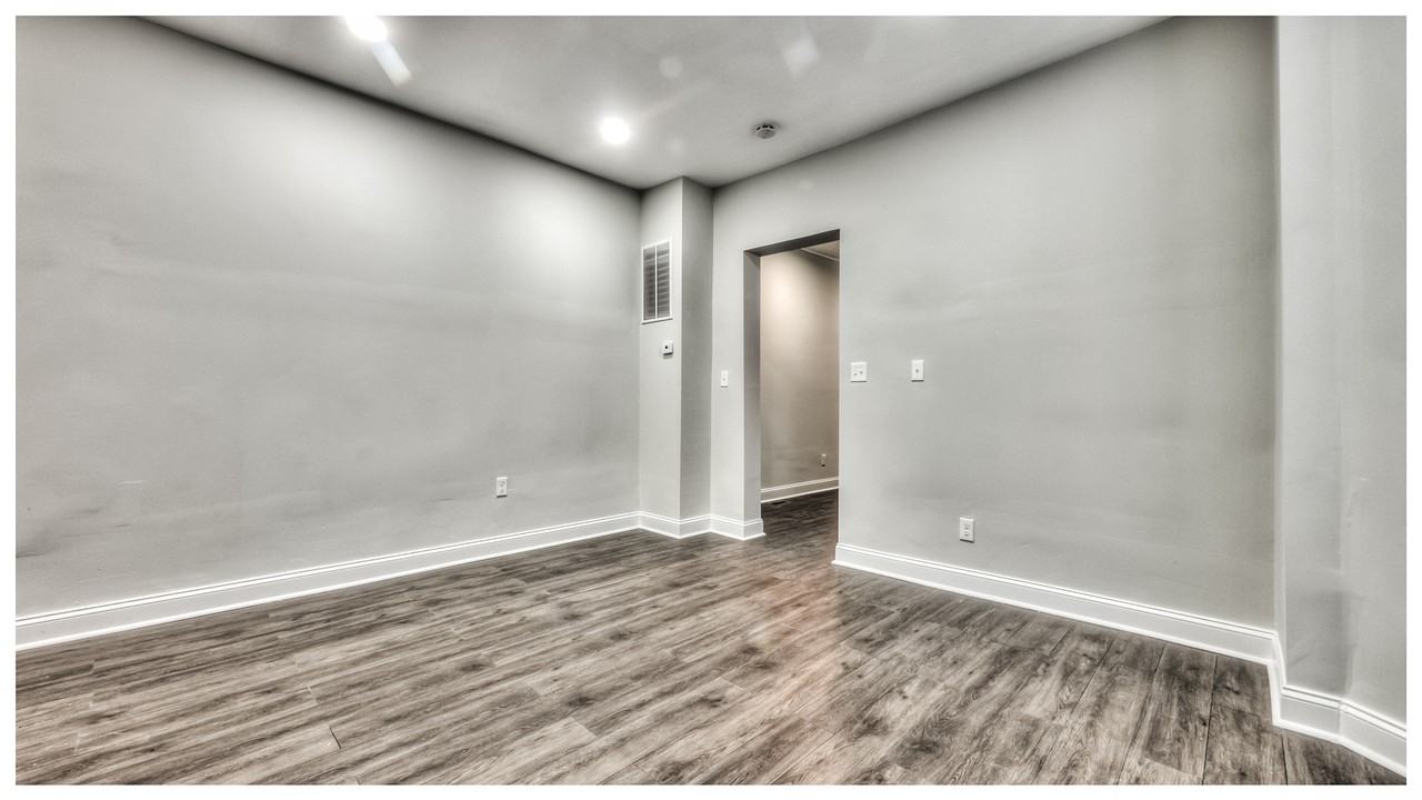 2220 Lyndhurst Ave #1 - Photo 3 of 11