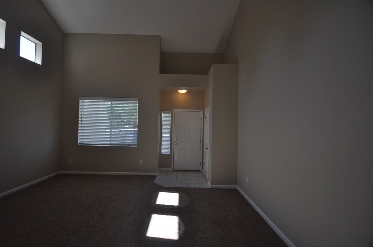 1159 Hollowbrook Ct - Photo 3 of 8