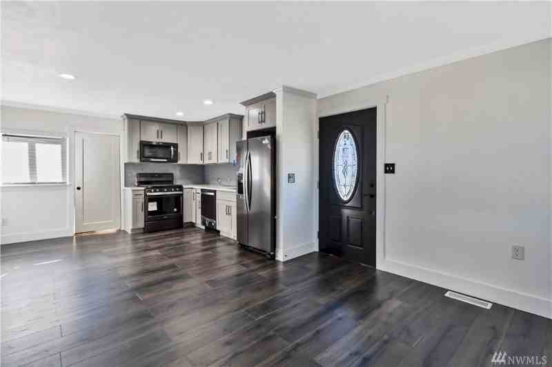 2100 Ne 6th Pl - Photo 4 of 9