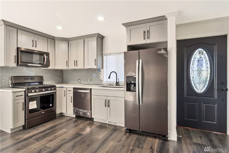 2100 Ne 6th Pl - Photo 5 of 9