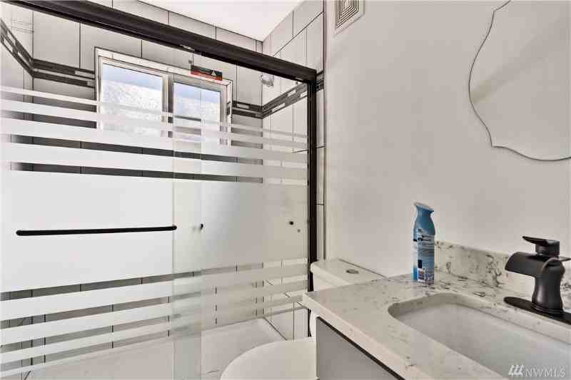 2100 Ne 6th Pl - Photo 6 of 9