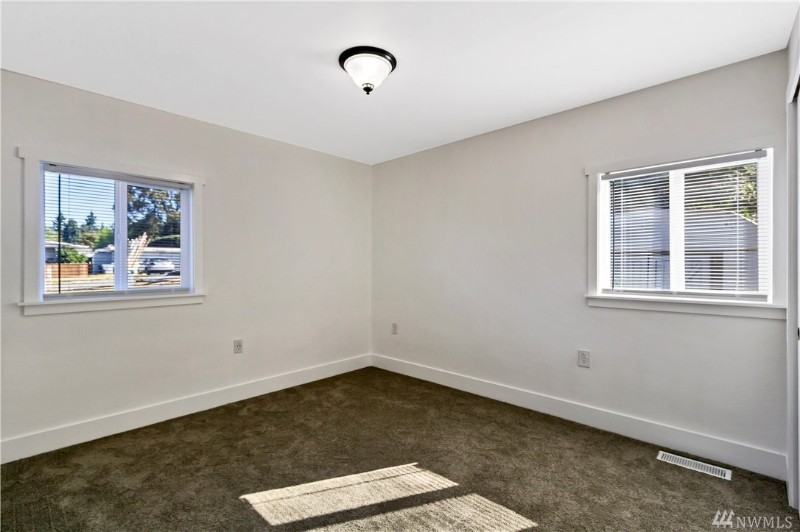 2100 Ne 6th Pl - Photo 7 of 9