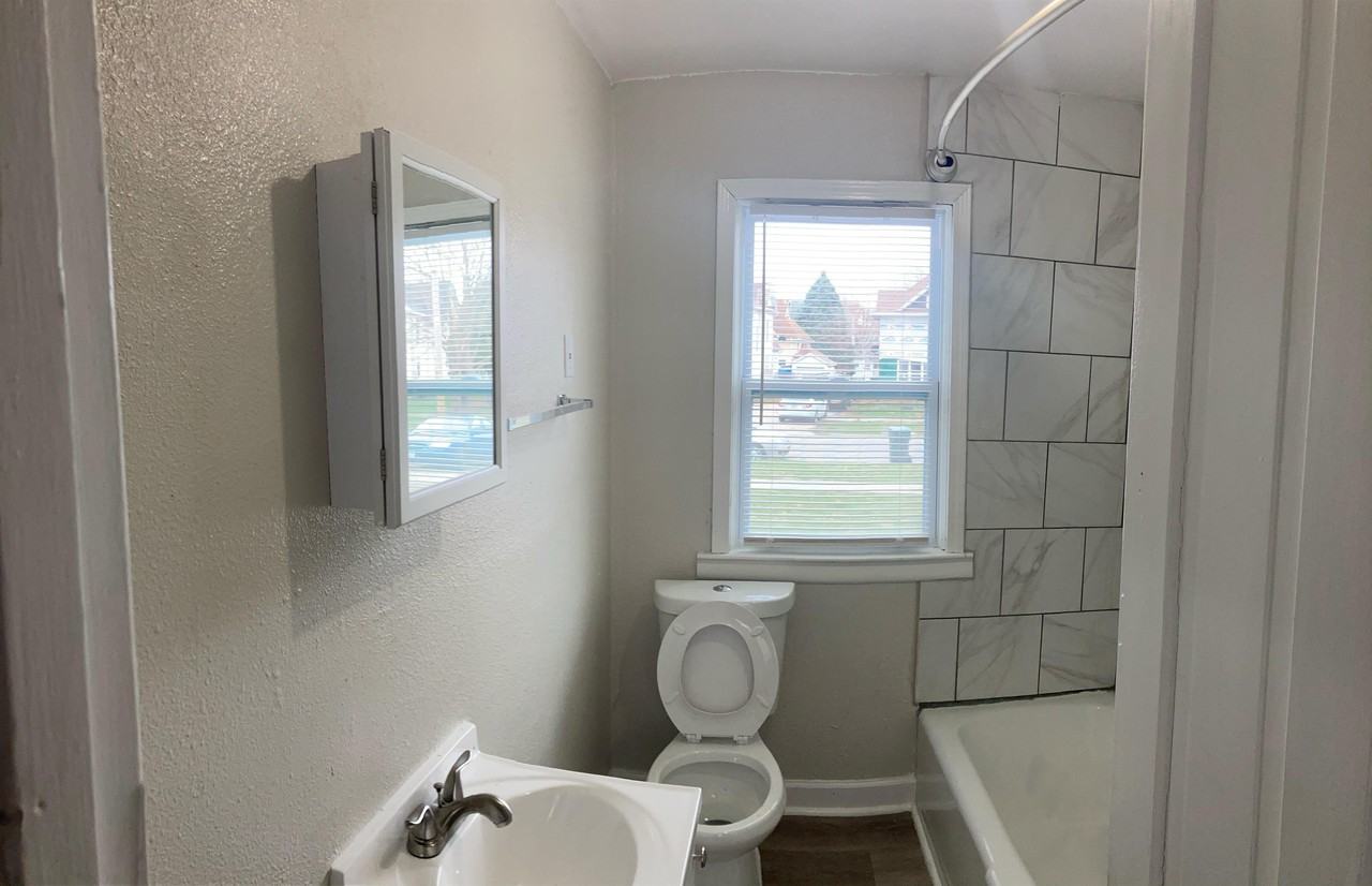 826 W 3rd St #2 - Photo 6 of 6