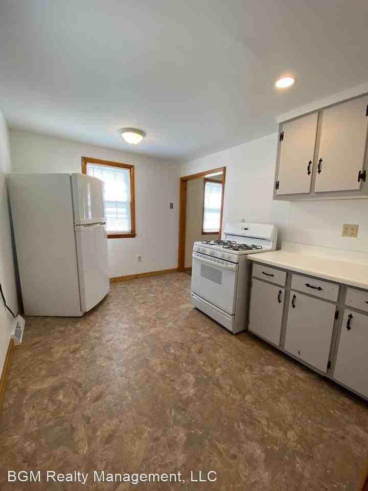 456 Albert St - Photo 3 of 7