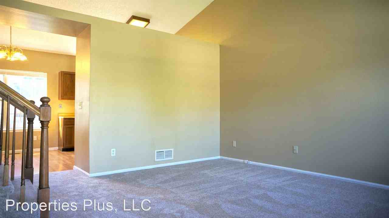 274 Greenway Cir E - Photo 3 of 26