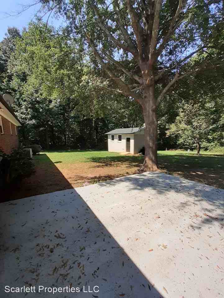402 11th Ave Se - Photo 3 of 8
