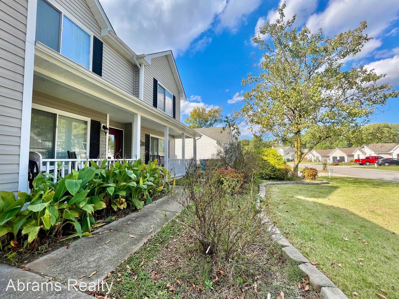 1319 Pinecroft Ln - Photo 3 of 46