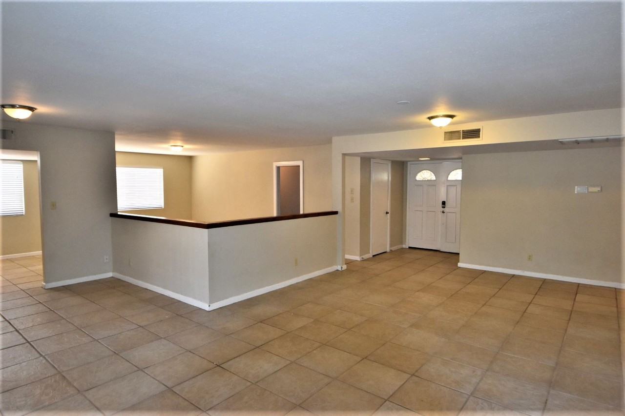 3613 W Beverly Ln - Photo 3 of 20