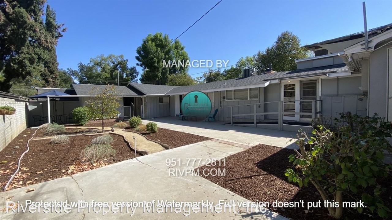 4445 4th St - Photo 3 of 10