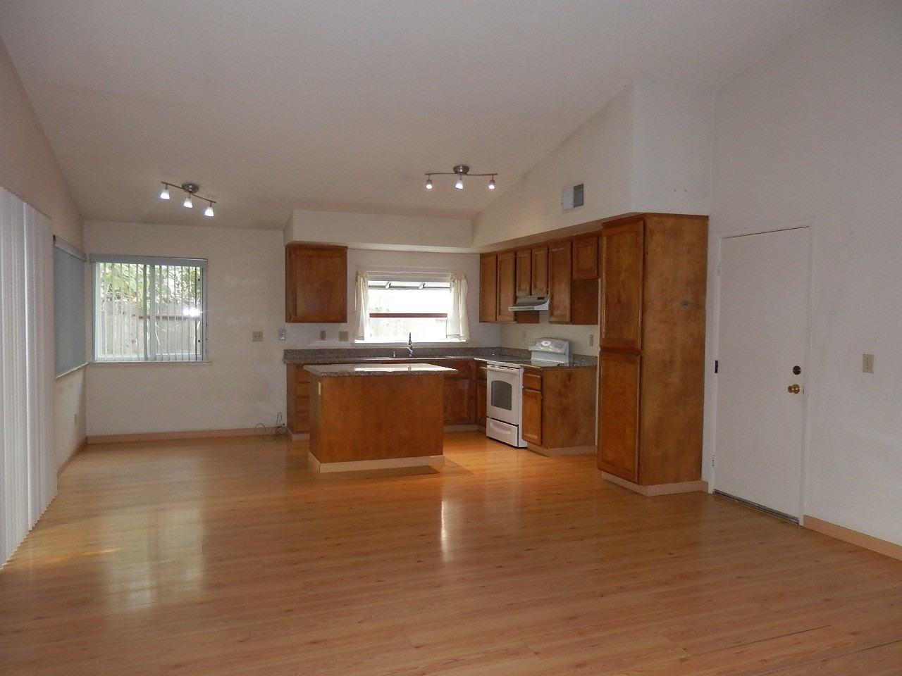 3146 Prince Henry Dr - Photo 3 of 10