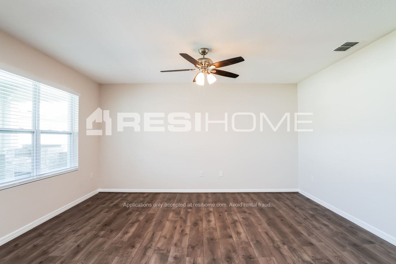 1019 Bethpage Rd - Photo 3 of 22