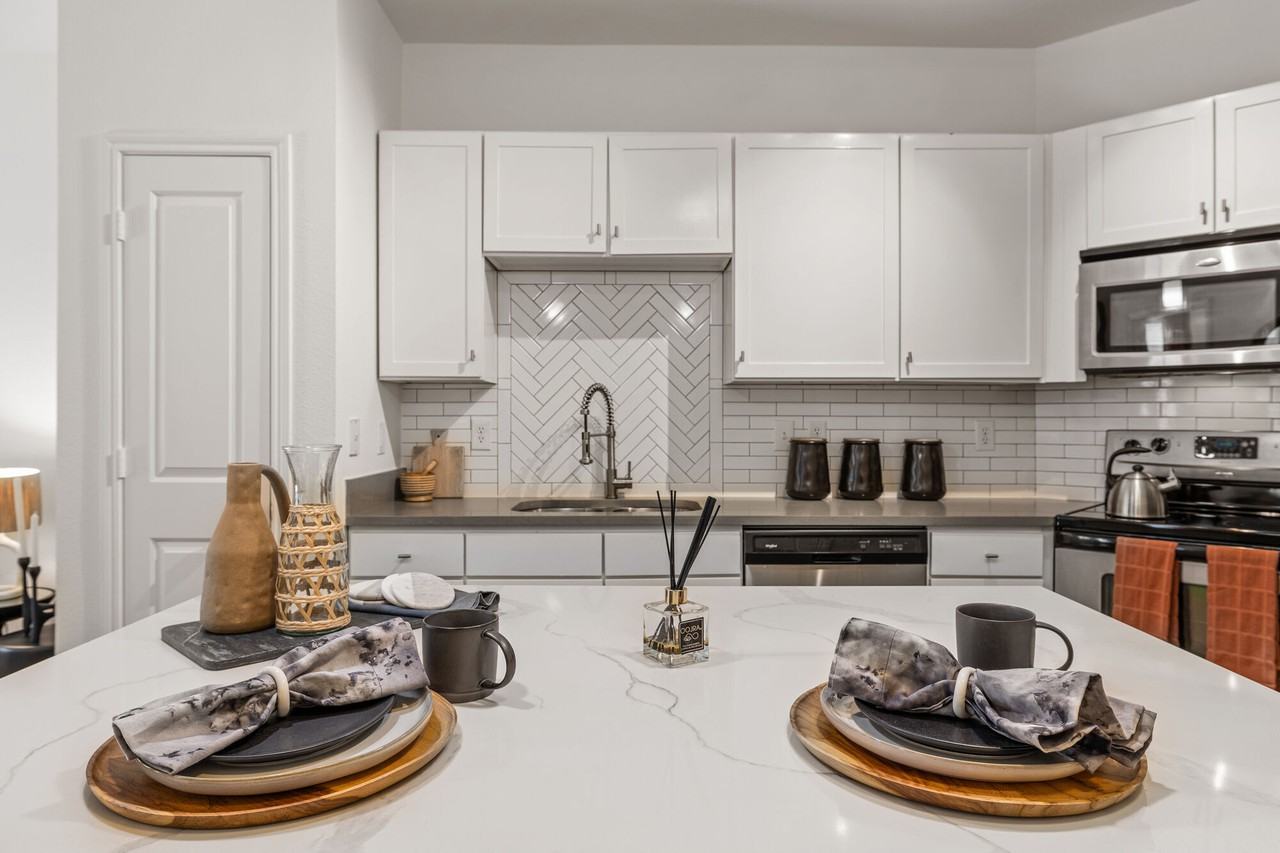 Debut Soco - Photo 2 of 32