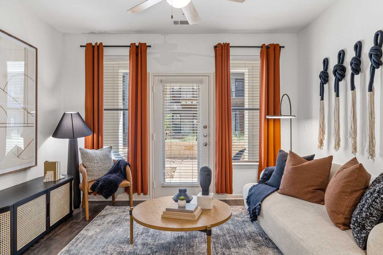 Debut Soco - Photo 6 of 32