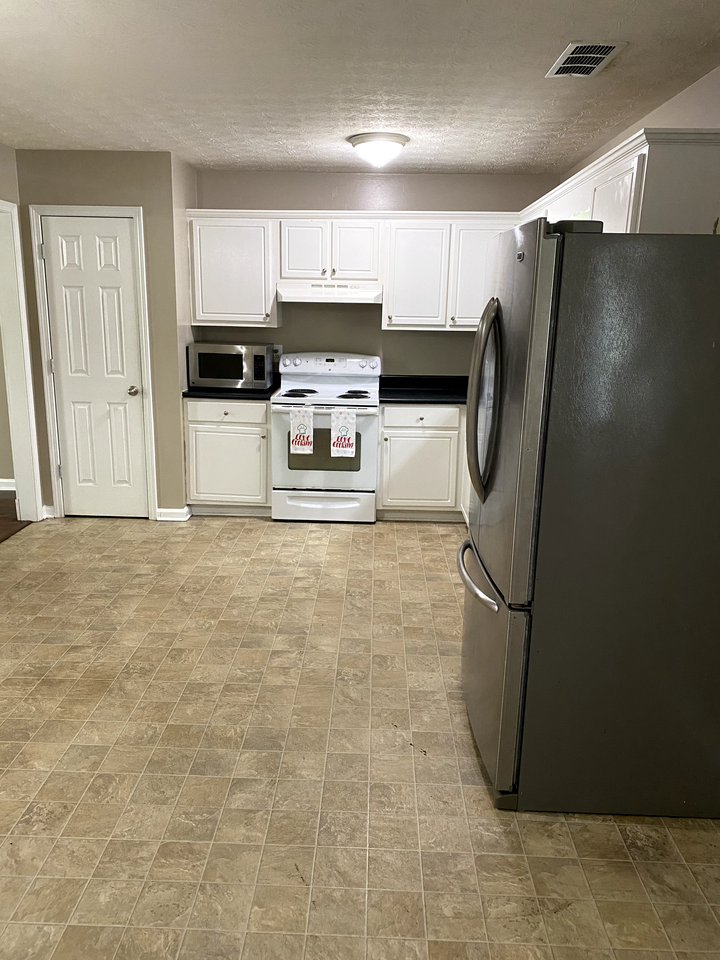 1658 Georgia Ave Sw - Photo 5 of 37