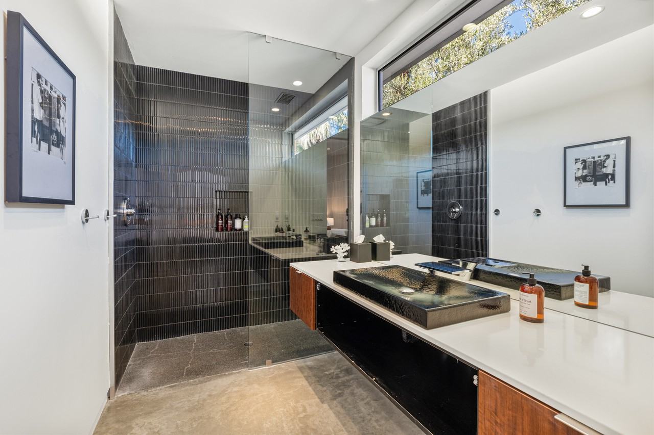 1189 Tamarisk Rd - Photo 2 of 31