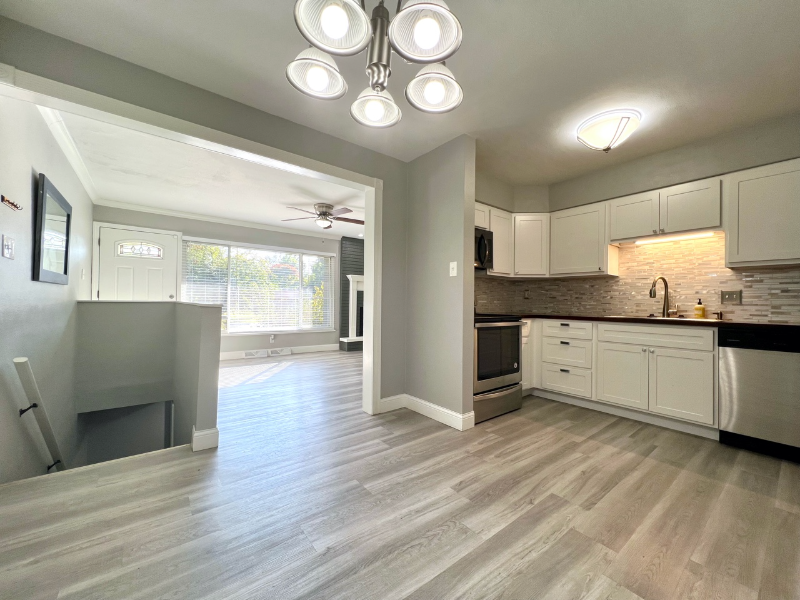 210 E Madison St - Photo 4 of 16