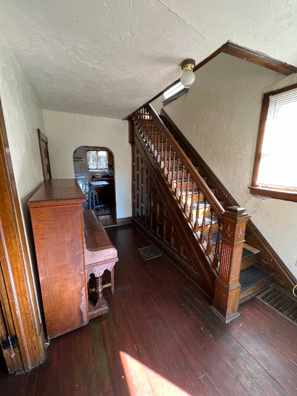 310 9th St - Photo 3 of 8