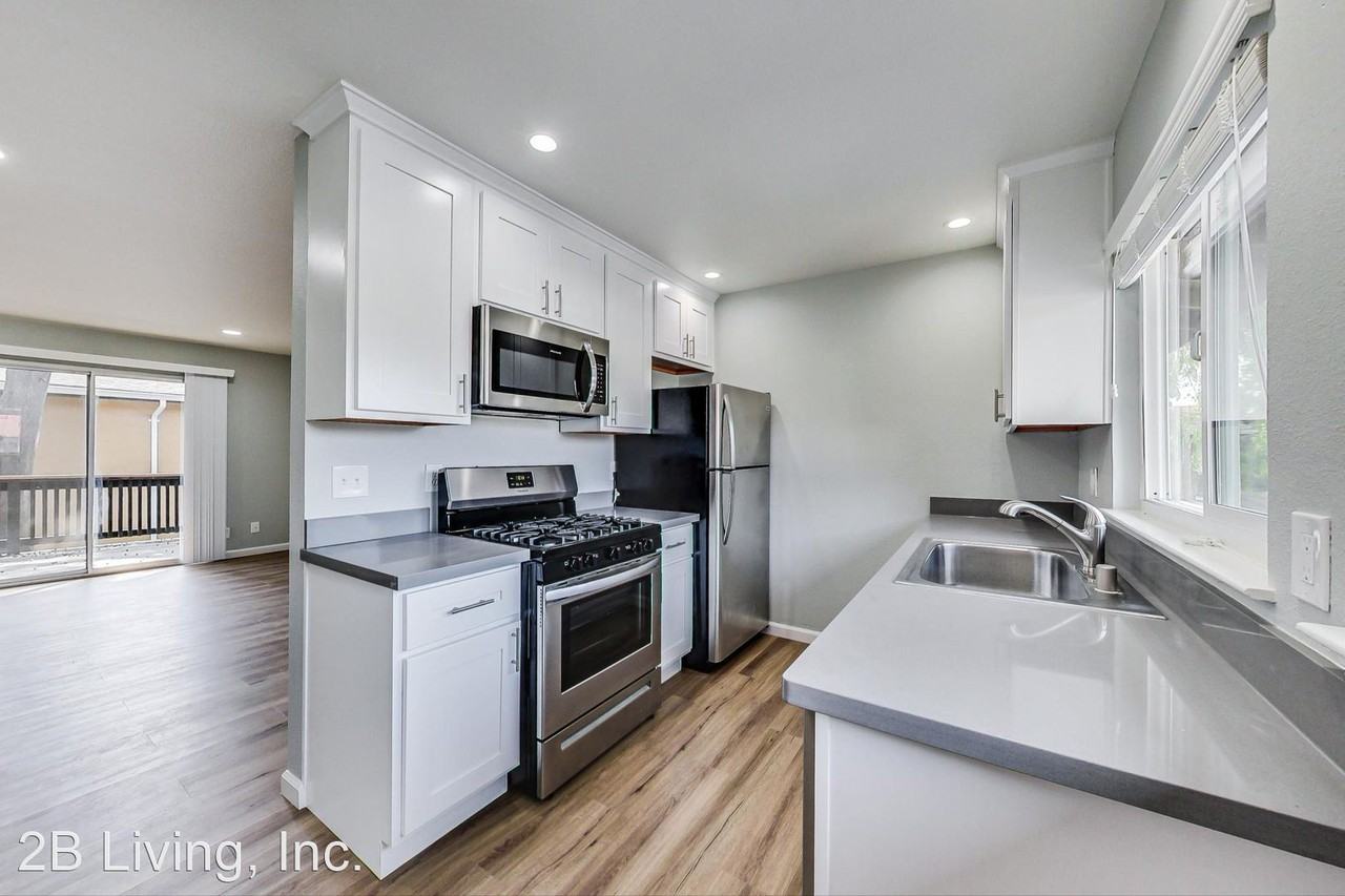 300 Franciscan Court - Photo 3 of 31