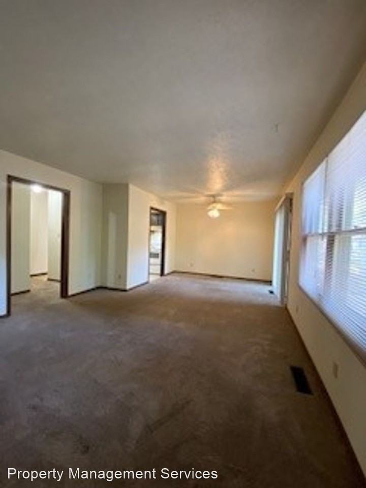 25584 Thelmadale Dr. - Photo 3 of 26