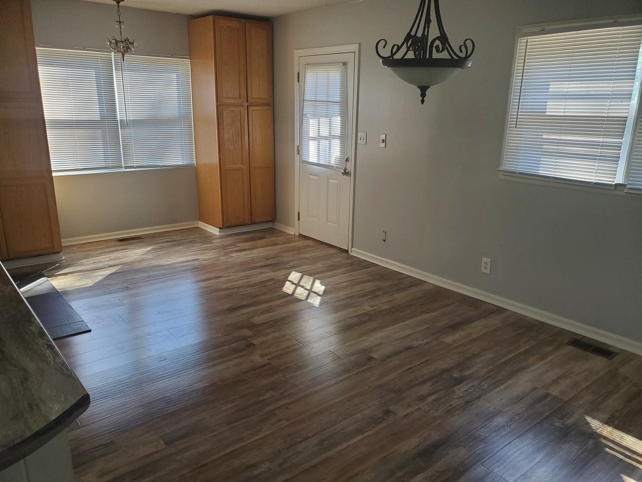 129 Danbury Ln - Photo 3 of 8