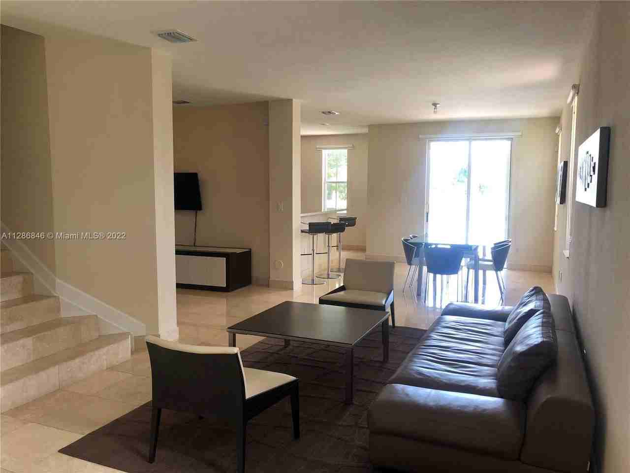 10800 Nw 76th Ln - Photo 2 of 8