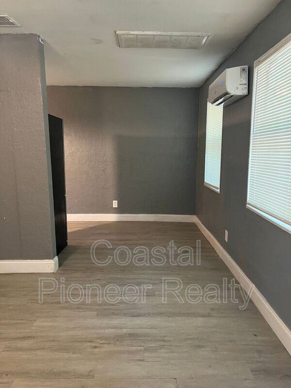 7030 Washington St - Photo 2 of 11